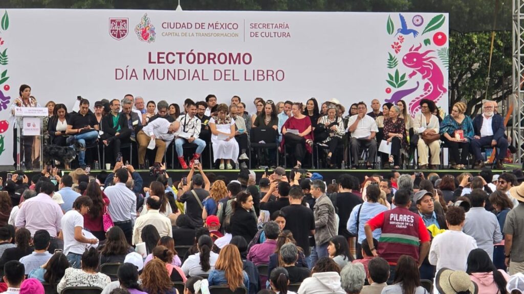 Plancha del Zócalo se convierte en un gran lectódromo. Noticias en tiempo real