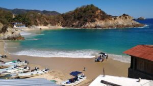 Alfredo Ramírez Bedolla subrayó que históricamente las playas de Michoacán han permanecido limpias y seguras.