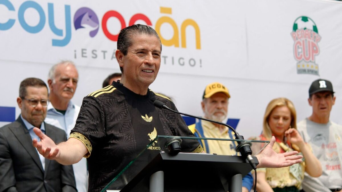 Con el tiro de un penalty, el Alcalde de Coyoacán participa en un concurso de fútbol con el que se promueve acercar a la niñez al deporte.