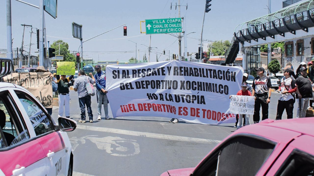 Miembros de la Sociedad Civil Organizada de Xochimilco se manifestaron en el Deportivo local contra la construcción de una Utopia.