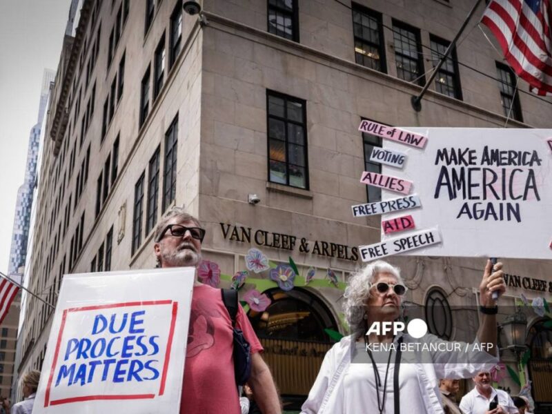 Miles de estadounidenses salen a protestar contra Trump en Nueva York