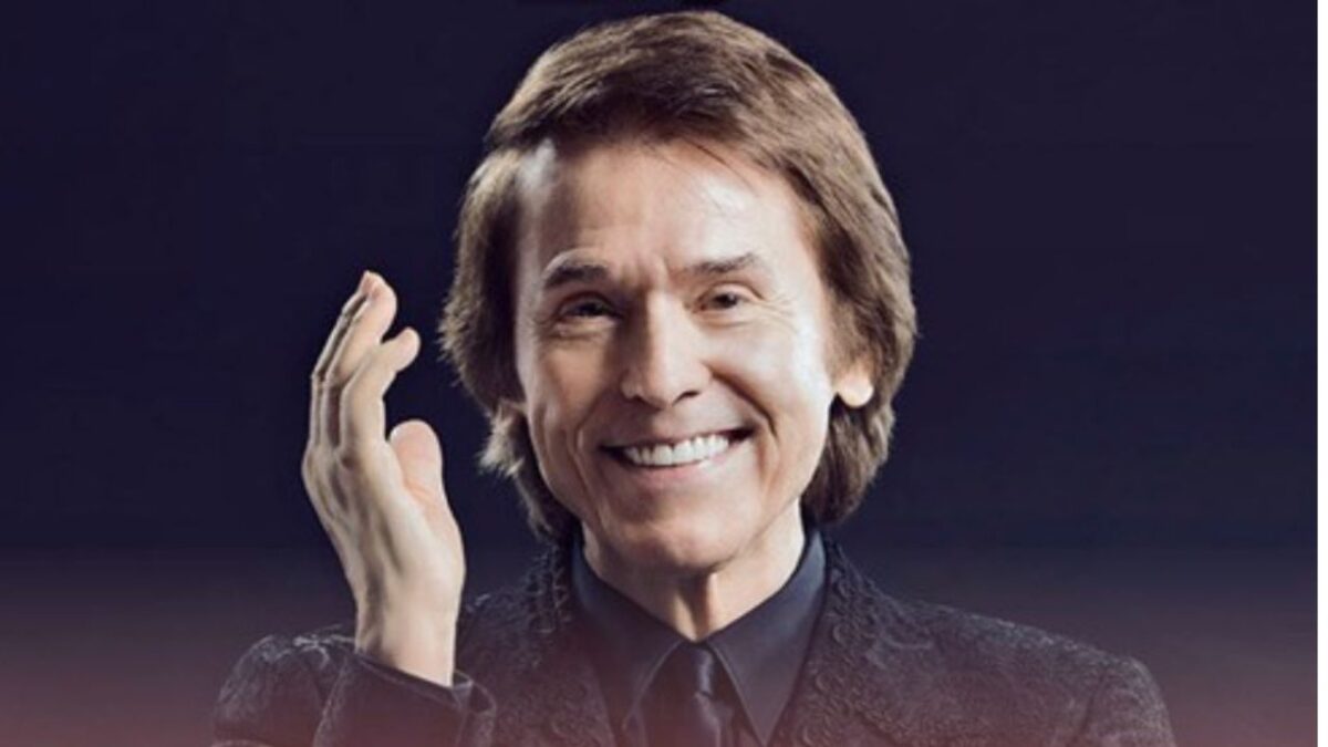 El cantante Raphael, de 81 años, anunció que retomará "su agenda" en junio tras cuatro meses de tratamiento de un linfoma cerebral.