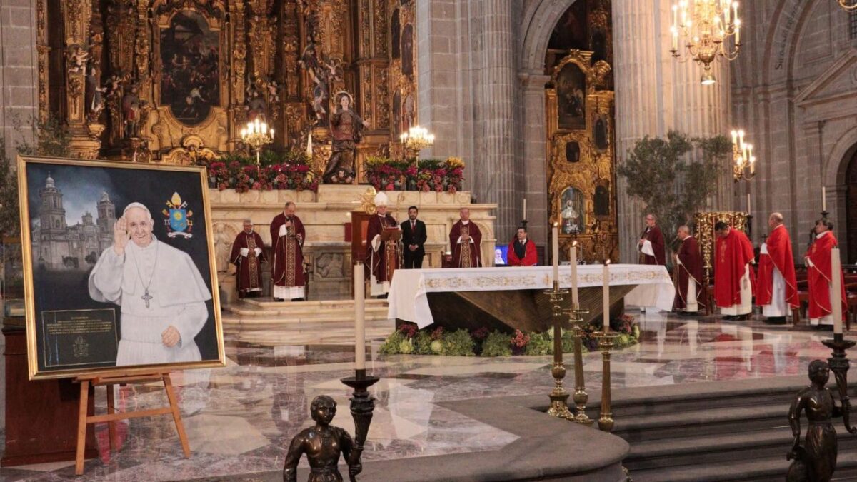 La Arquidiócesis Primada de México celebró en la Catedral Metropolitana la Misa Exequial en honor al fallecido papa Francisco.