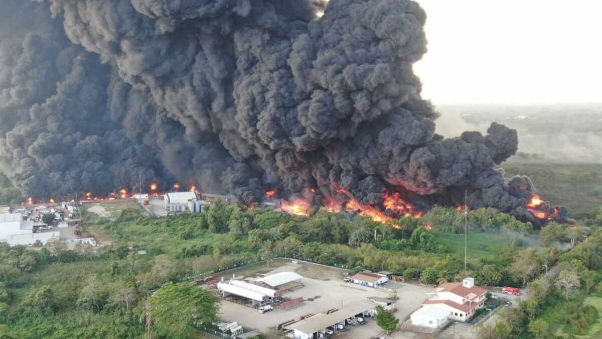 La tarde de este domingo 20 de abril, un fuerte incendio se registró sobre la carretera Villahermosa-Cárdenas, en Tabasco.