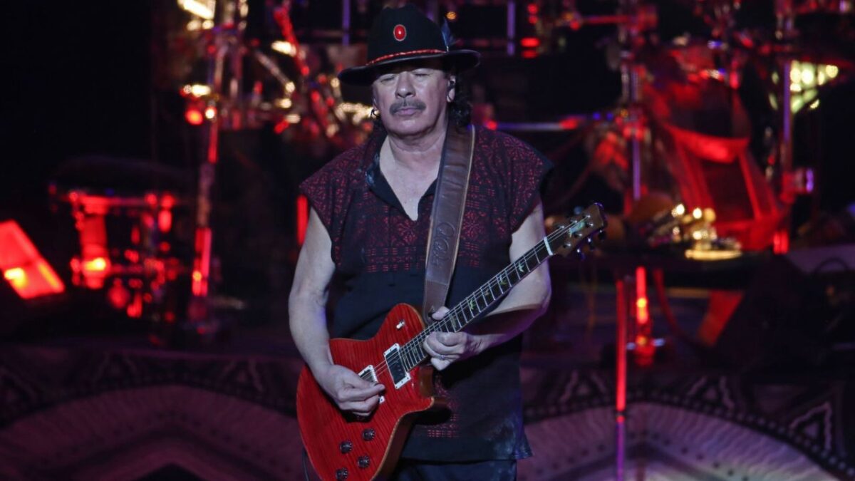 Carlos Santana se encuentra en proceso de recuperación tras estar hospitalizado.