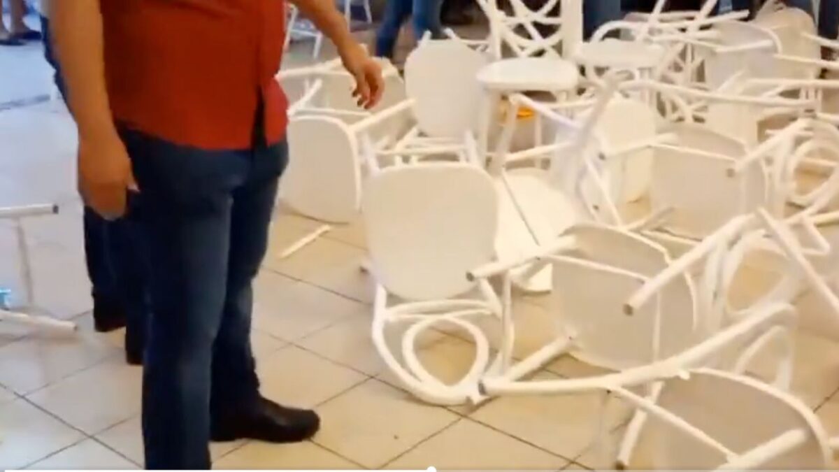 Un grupo de manifestantes reventó a sillazos un foro que era encabezado por el senador Raúl Morón, en Apatzingán, Michoacán.