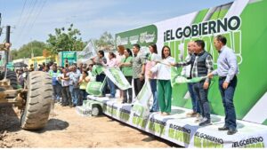 El gobernador de San Luis Potosí, Ricardo Gallardo, arranca pavimentaciones en Villa de Zaragoza.