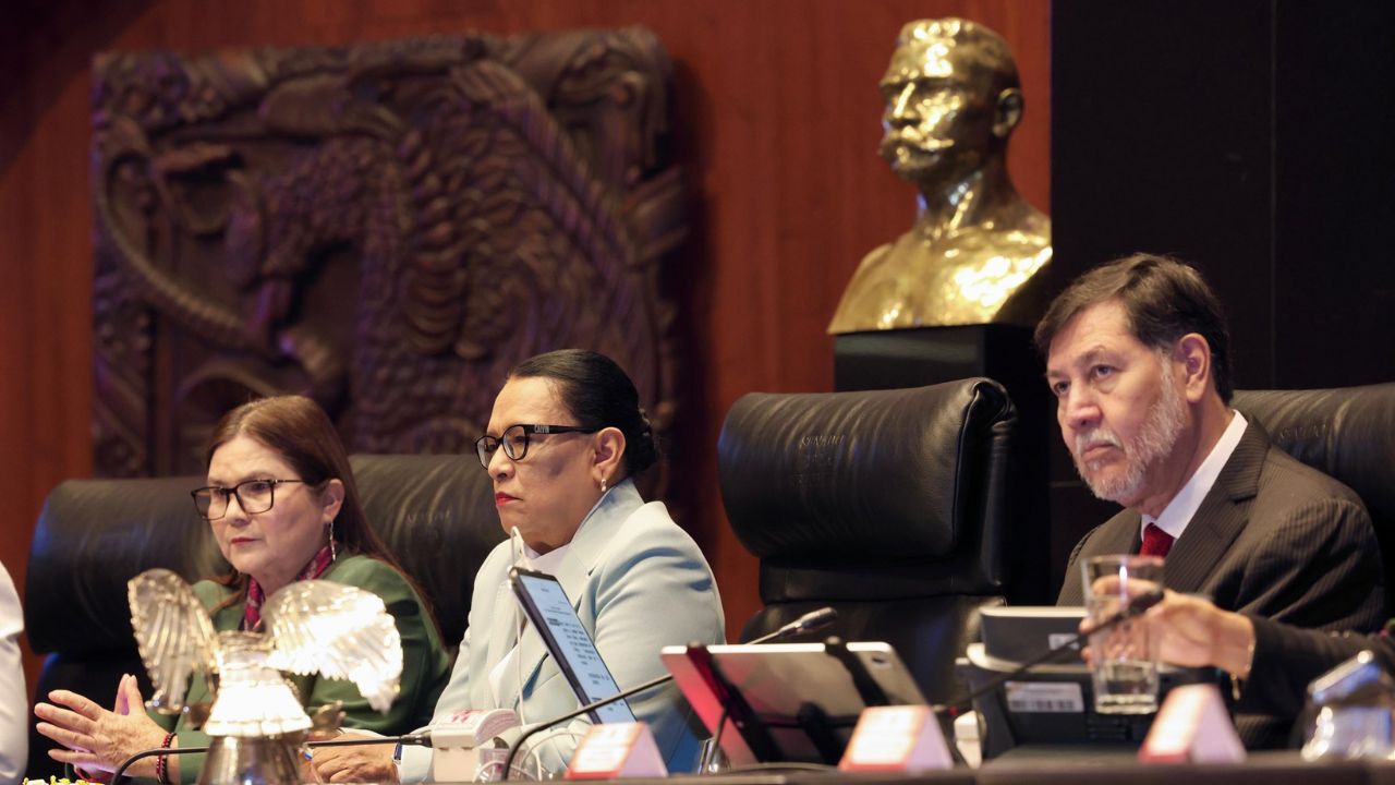 La titular de Gobernación, Rosa Icela, asistió a la develación de una leyenda alusiva a Vicente Guerrero en el muro de honor del Senado