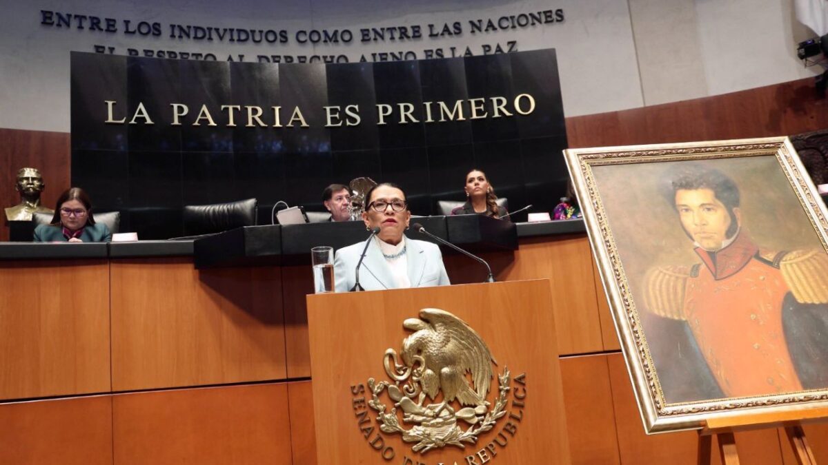 La titular de Gobernación, Rosa Icela, asistió a la develación de una leyenda alusiva a Vicente Guerrero en el muro de honor del Senado