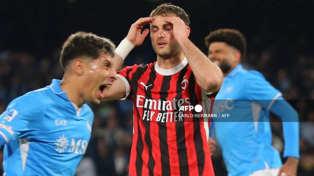 Santiago Giménez sale lesionado durante partido del Milan. Noticias en tiempo real
