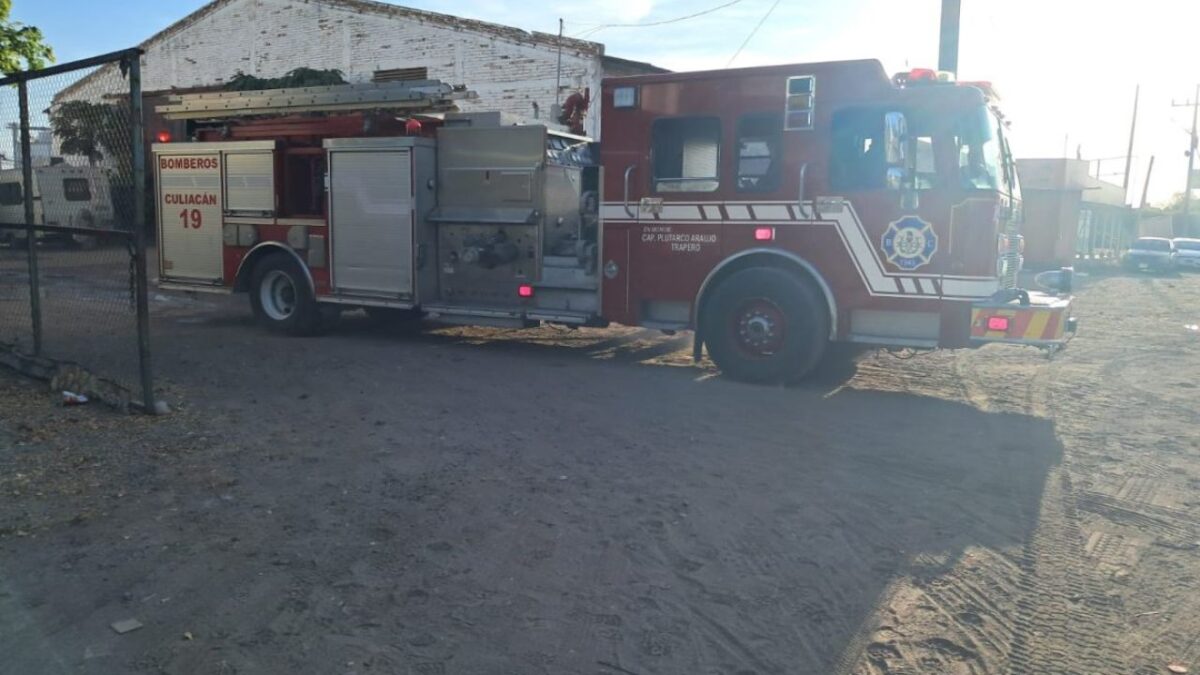 Bomberos atendieron el incendio de los bienes asegurados por la Fiscalía de Sinaloa