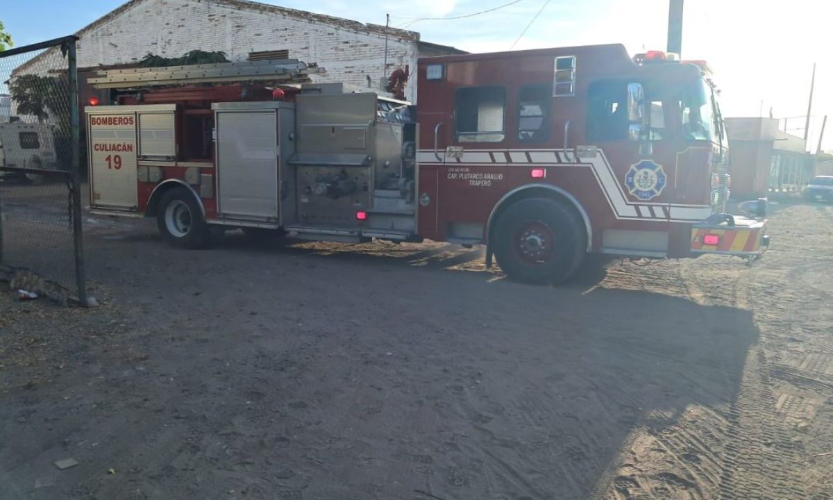 Bomberos atendieron el incendio de los bienes asegurados por la Fiscalía de Sinaloa