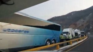 Este sábado se registró un choque múltiple entre tráileres y autobuses en la Chilpancingo-Cuernavaca.
