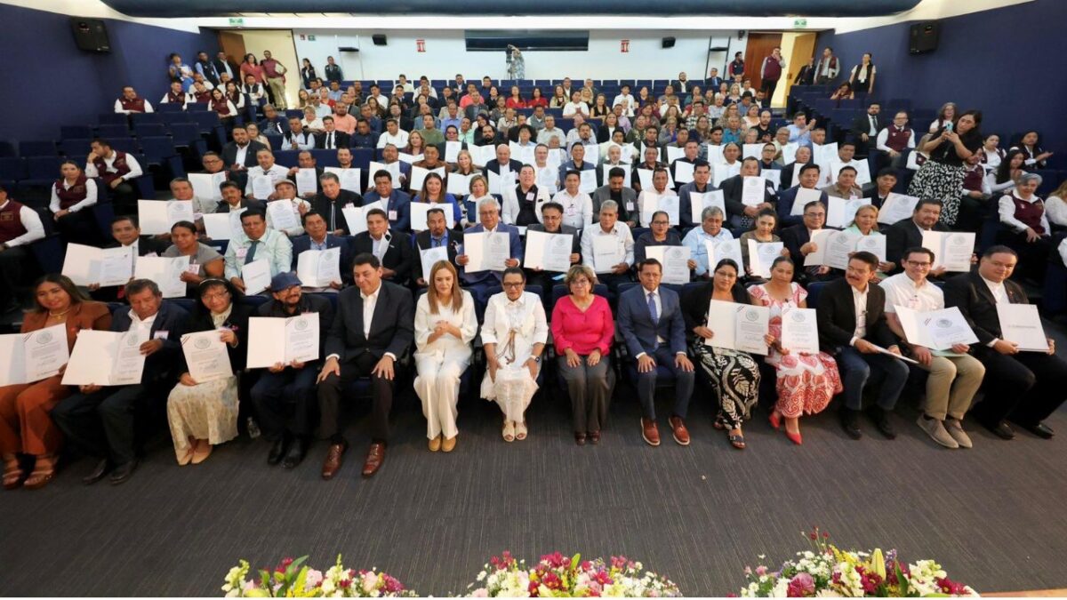La secretaria de Gobernación, Rosa Icela Rodríguez Velázquez, entregó registros a 77 nuevas asociaciones religiosas de 19 entidades del país.