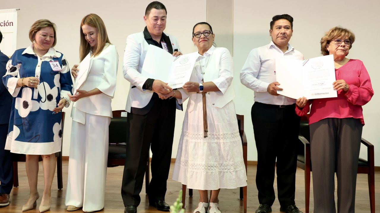La secretaria de Gobernación, Rosa Icela Rodríguez Velázquez, entregó registros a 77 nuevas asociaciones religiosas de 19 entidades del país.