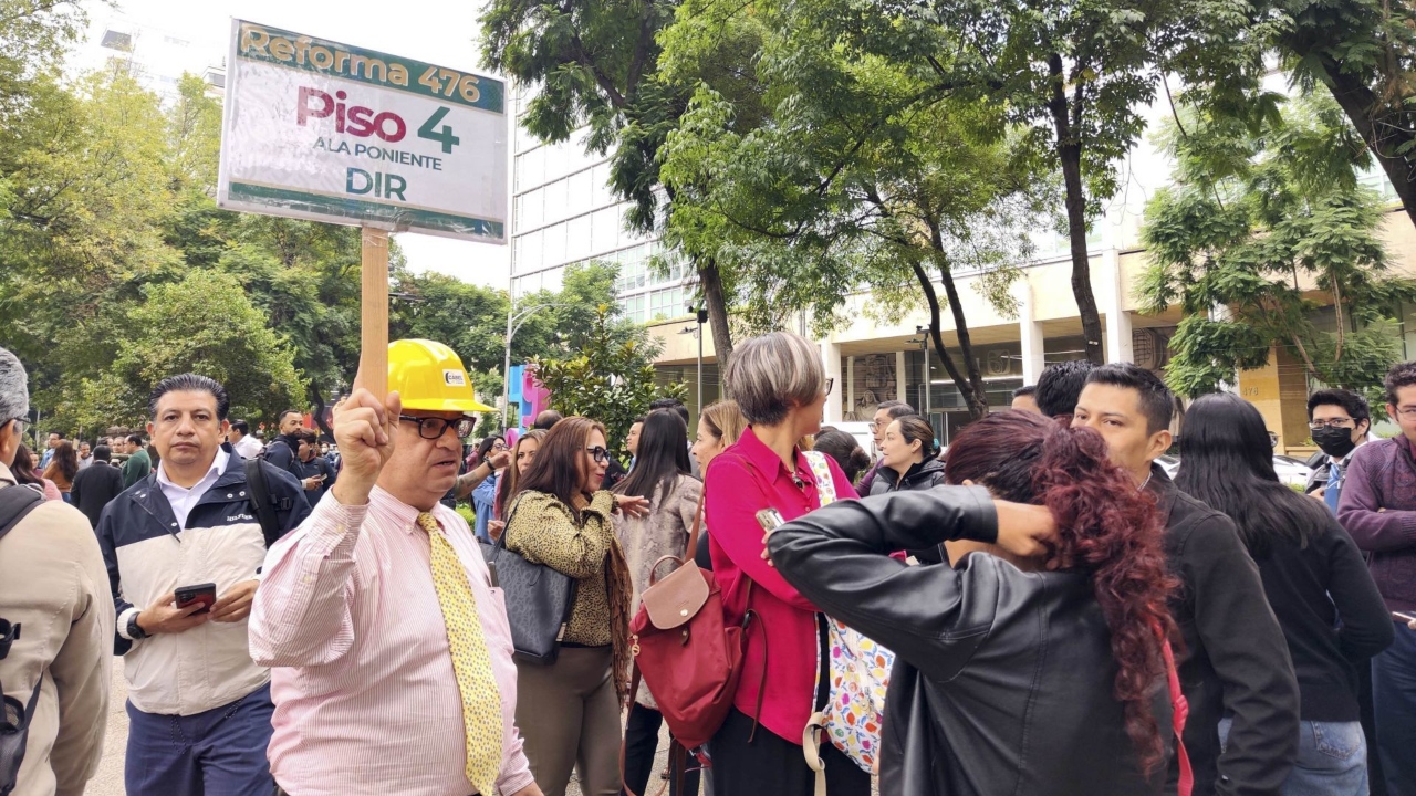 Personas evacuando tras Simulacro