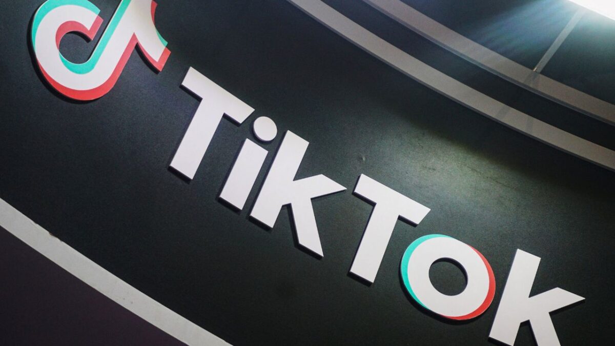 El presidente Donald Trump dijo que su gobierno está “muy cerca” de un acuerdo con el fin de encontrar un comprador para TikTok