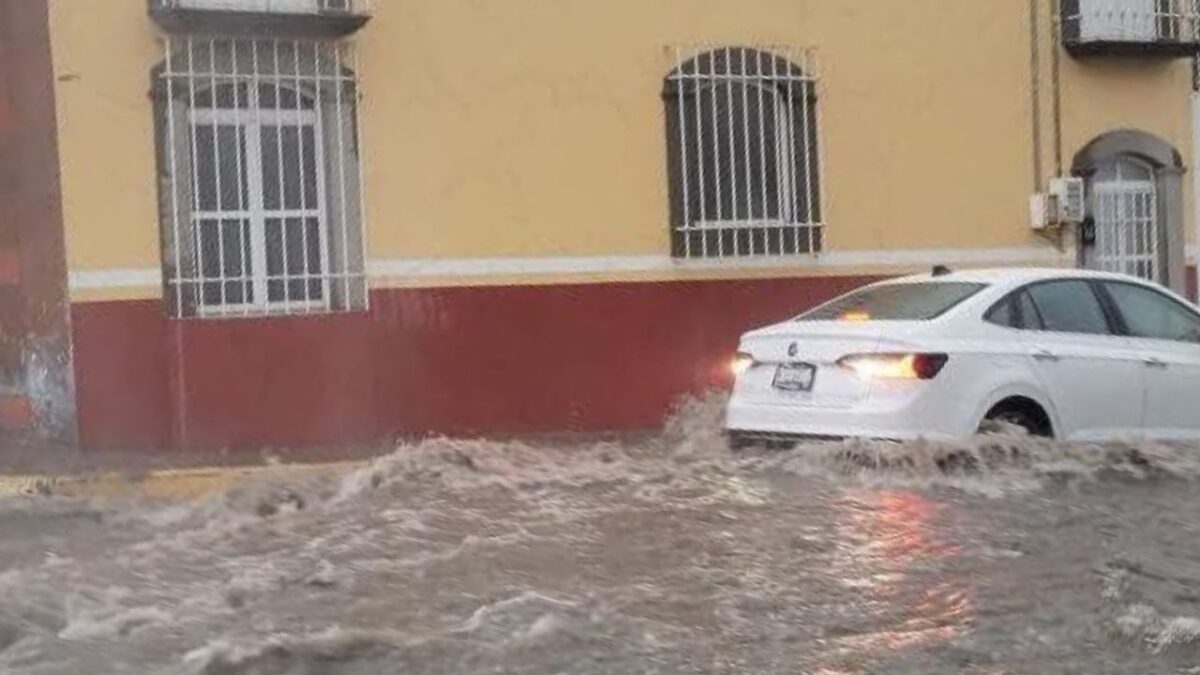 Torrencial lluvia en Huamantla hace colapsar el drenaje.