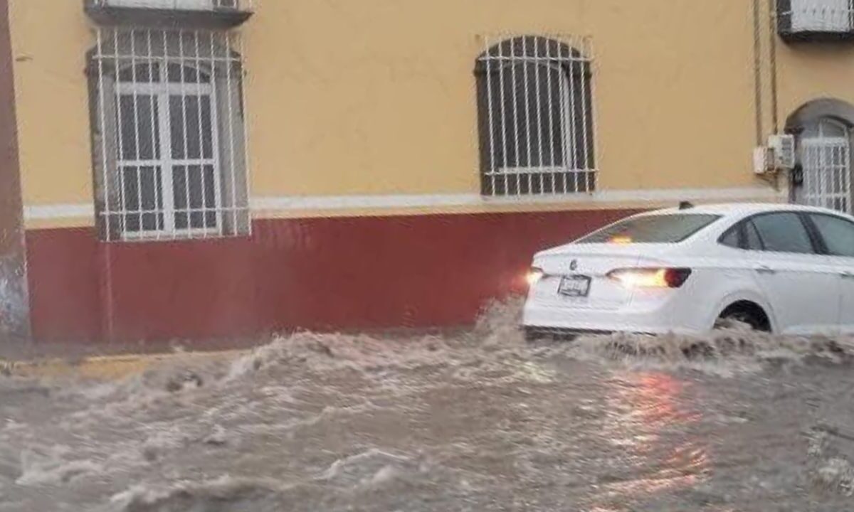 Torrencial lluvia en Huamantla hace colapsar el drenaje.