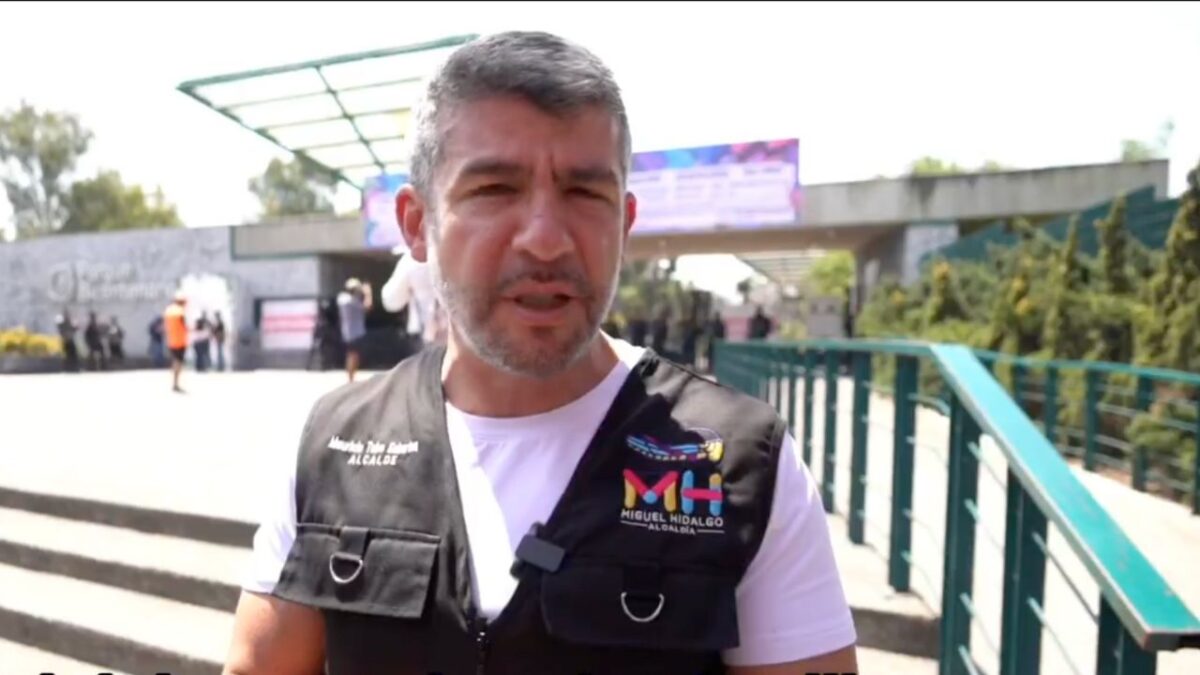 Tras 20 horas de reportada la caída de una estructura en el festival Ceremonia, que dejó dos personas sin vida, el alcalde de Miguel Hidalgo, Mauricio Tabe apareció en el lugar los hechos, mediante un video compartido en redes sociales.