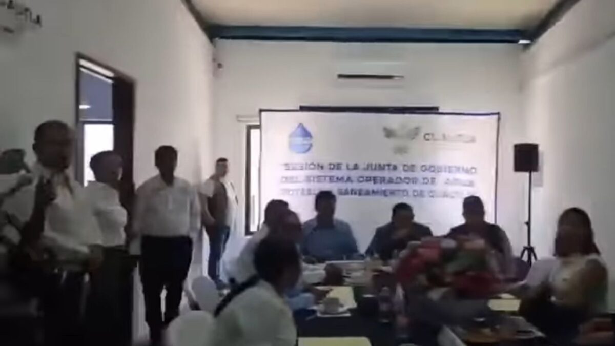 Este lunes durante una sesión de la Junta de Gobierno del Sistema de Agua de Cuautla, Morelos, se registraron balazos al exterior del inmueble, donde se encontraba el alcalde Jesús Corona Damián.