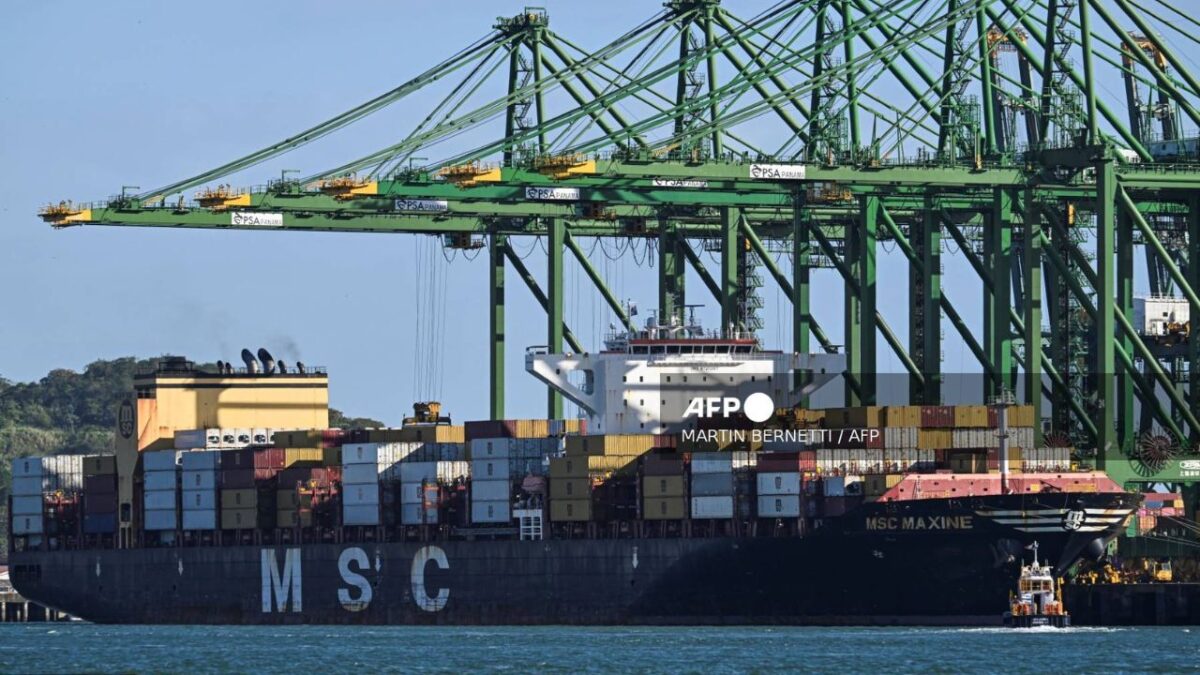 Donald Trump exigió que se permita libre tránsito de buques comerciales y militares de Estados Unidos por el Canal de Panamá y Suez.