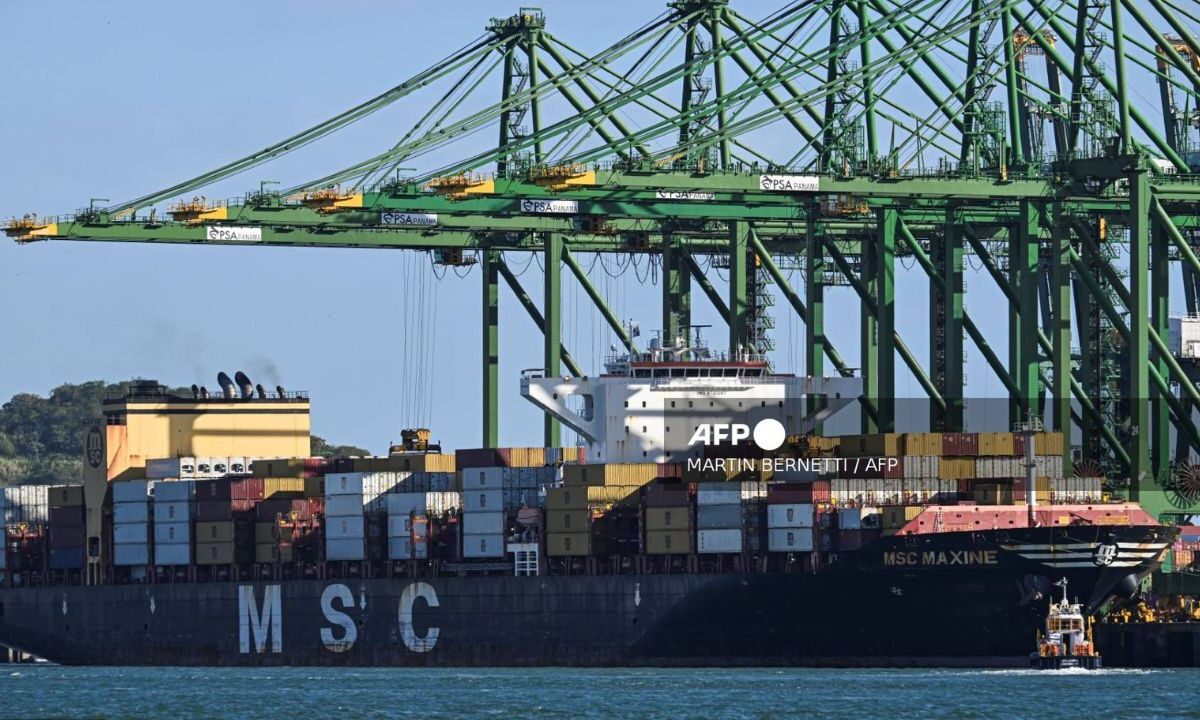Donald Trump exigió que se permita libre tránsito de buques comerciales y militares de Estados Unidos por el Canal de Panamá y Suez.