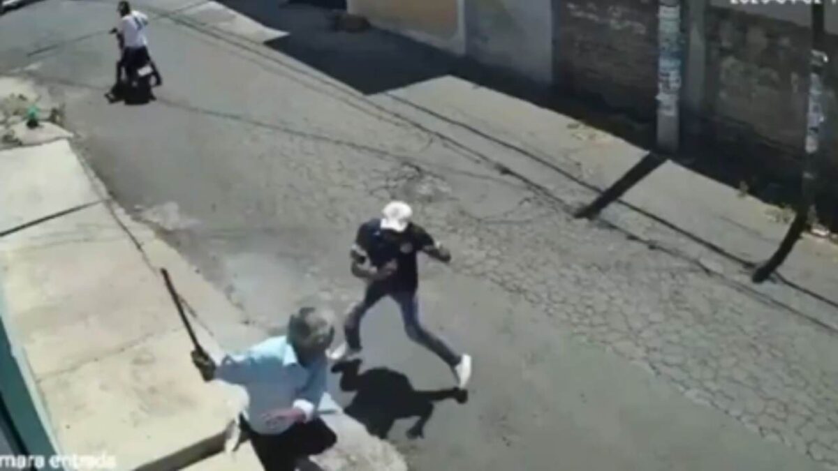 El abuelito enfrentó a un par de asaltantes con un machete en la alcaldía Xochimilco.