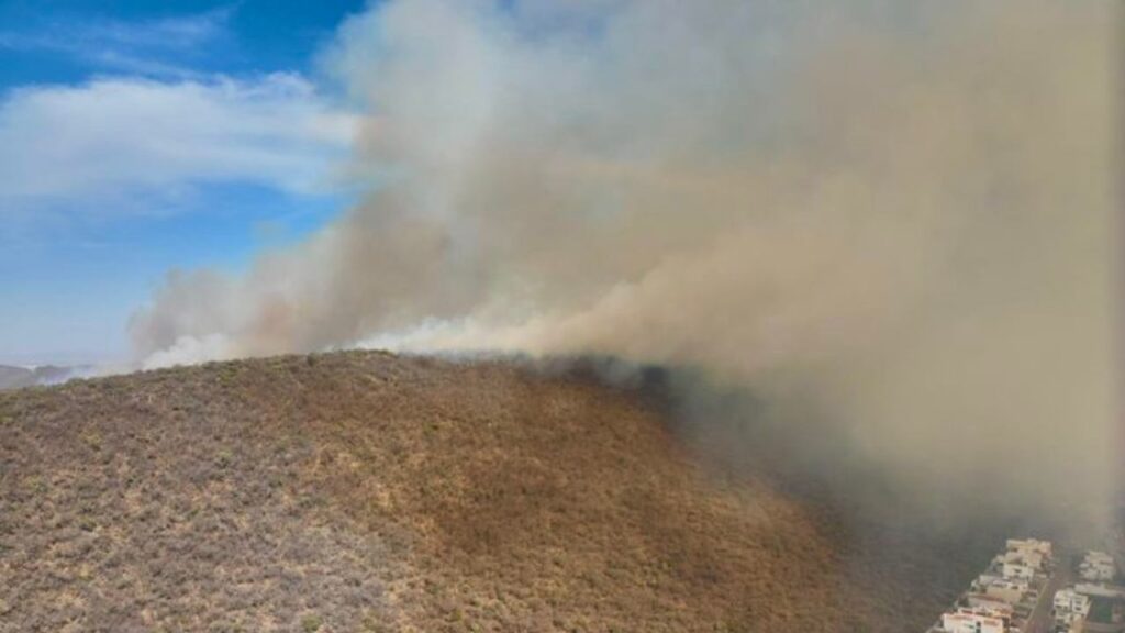 Incendio en la zona cerril de Cumbres de Cimatario, Querétaro.