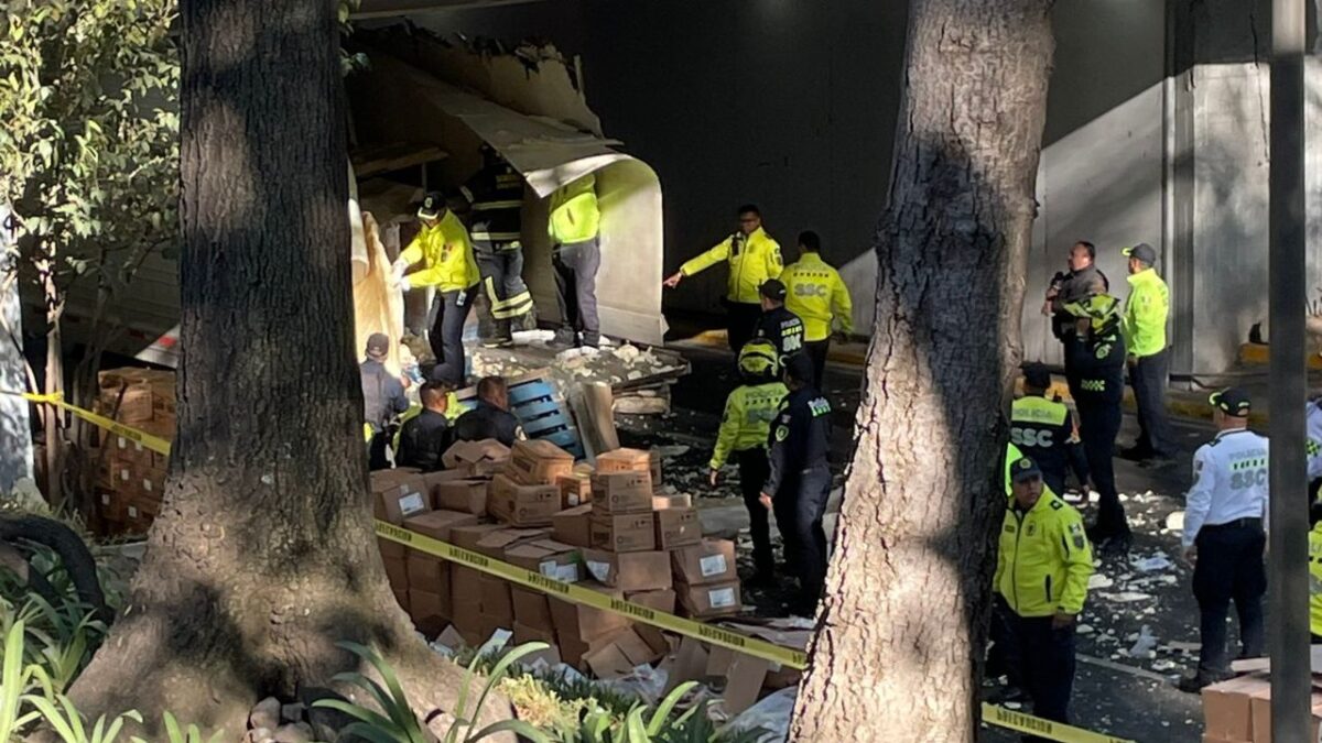 VIDEO: Tráiler se atora en Viaducto Río Becerra y provoca caos