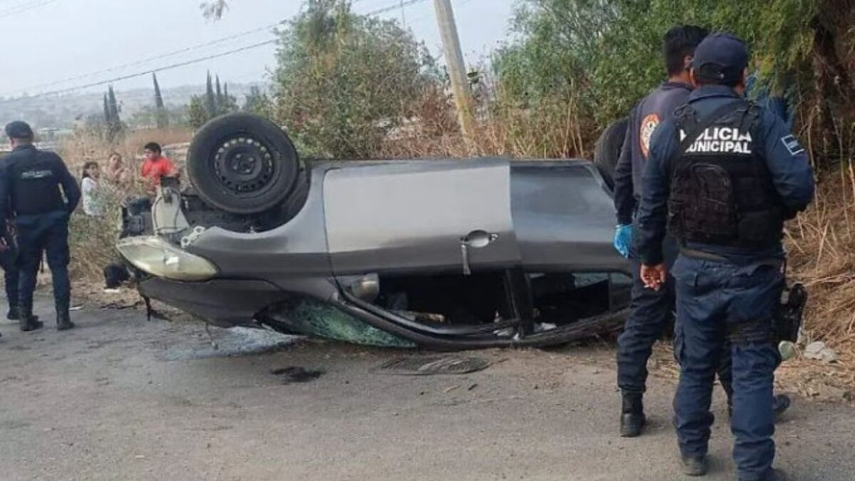 Vuelca camioneta en Chicoloapan y deja al menos 7 heridos y un bebé muerto.