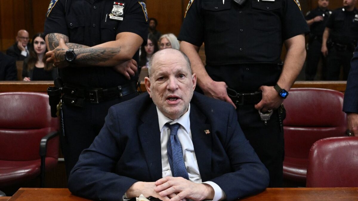 El magnate del cine Harvey Weinstein ha sido juzgado por violación y agresión sexual tras la anulación de su primera condena.
