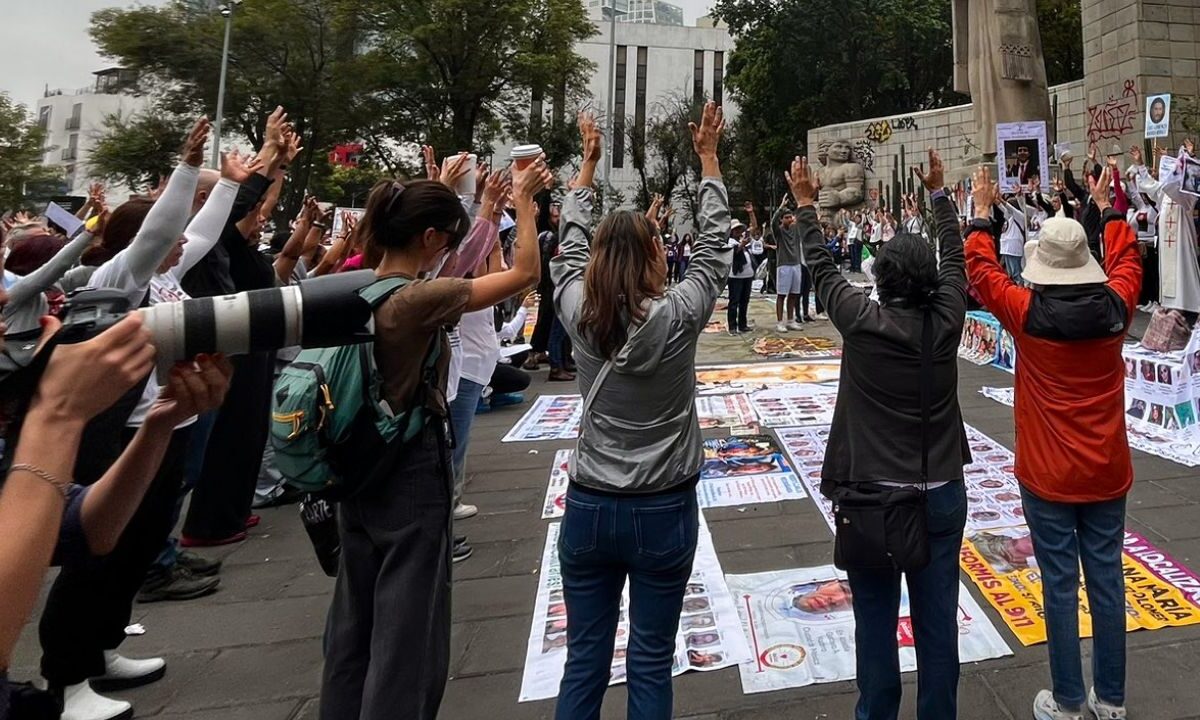 Este sábado madres buscadoras dejaron de lado los festejos para organizarse y salir a las calles con fotos en el pecho de sus hijos, hijas o algún familiar desaparecido