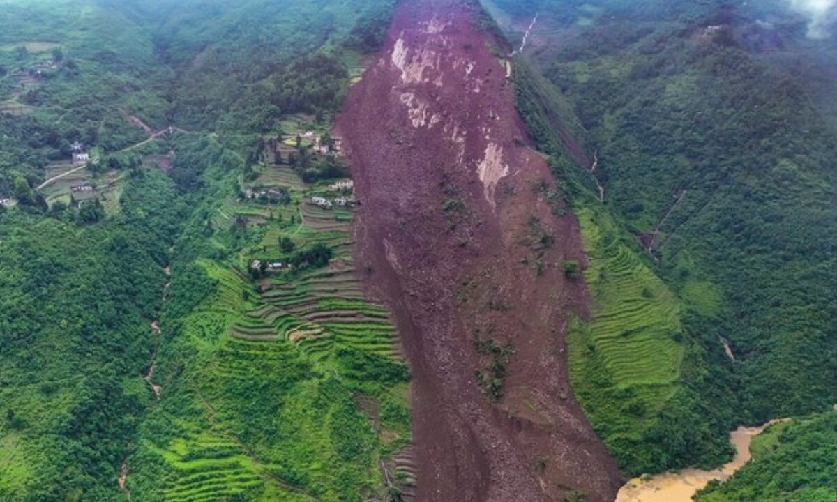 Al menos 4 muertos tras deslizamiento de tierra en China