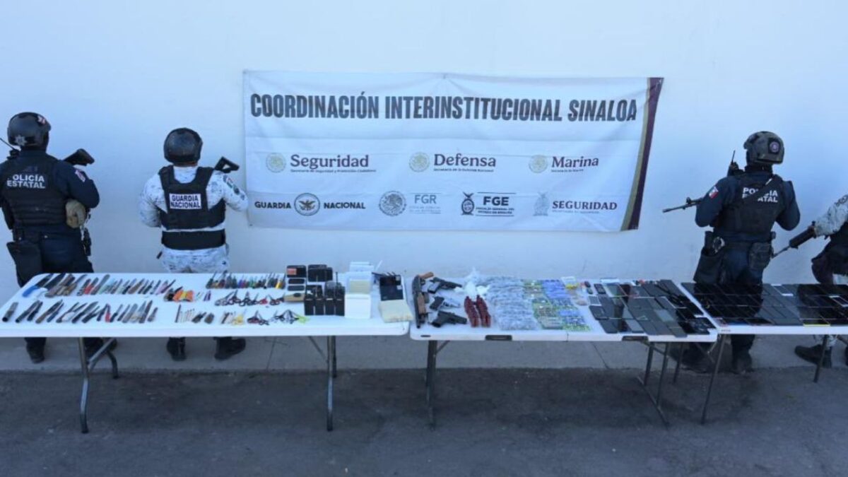 Seguridad Pública de Sinaloa reportó que se decomisaron 89 celulares, 3 bandas anchas móviles, 12 módems, 19 USB, 11 tarjetas telefónicas, 7 radios, tras revisión en el Penal de Aguaruto