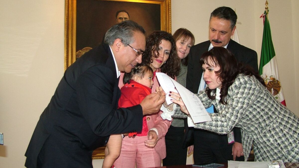 En la adopción plena el adoptado rompe por completo los vínculos jurídicos con la familia biológica.