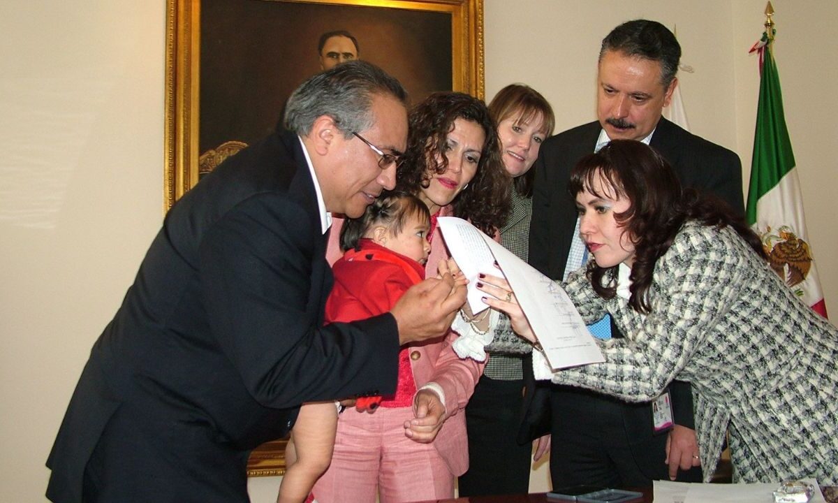 En la adopción plena el adoptado rompe por completo los vínculos jurídicos con la familia biológica.
