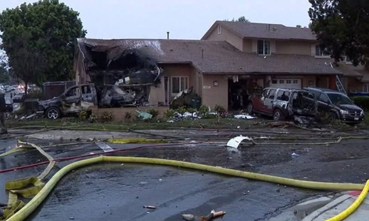 Autoridades evacúan zona residencial tras accidente aéreo en San Diego, California