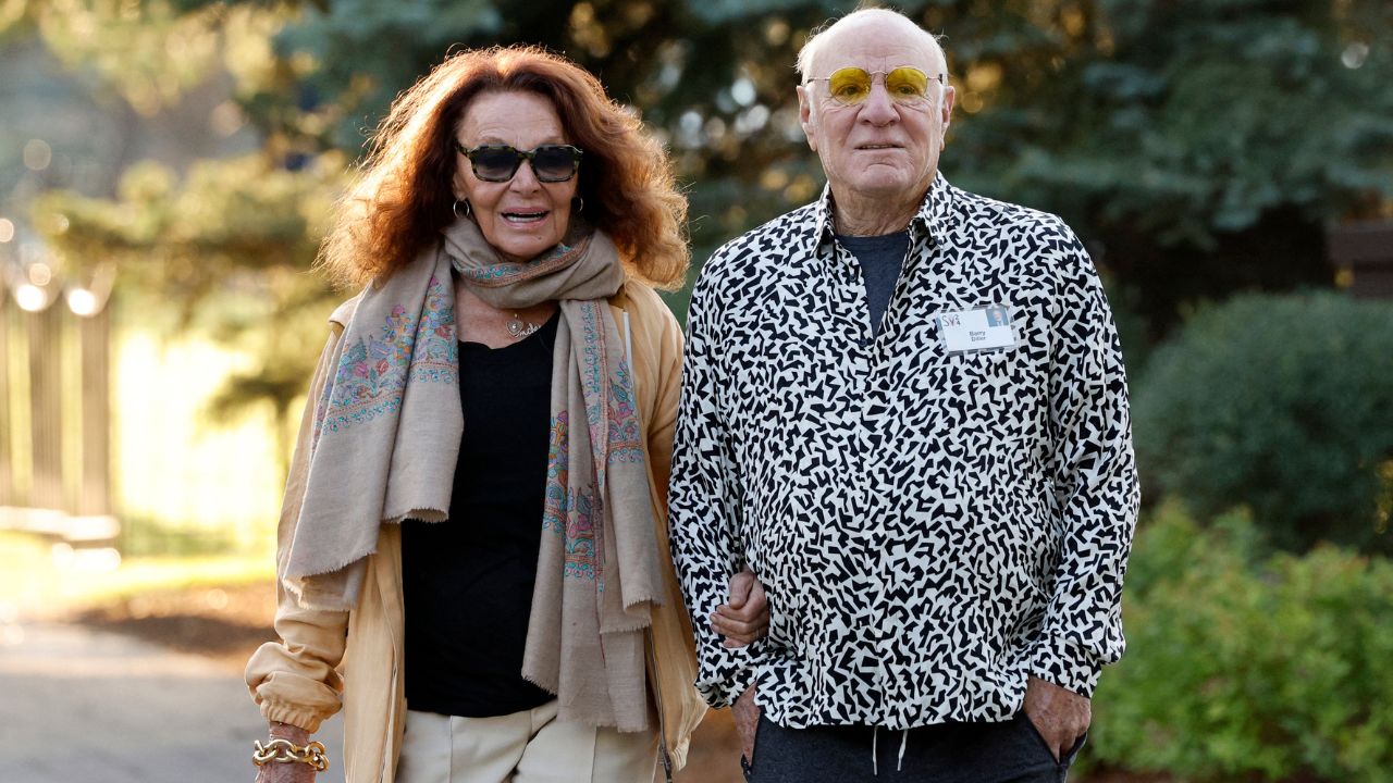 Barry Diller y su esposa, la diseñadora de moda Diane von Furstenberg, asisten a la Conferencia Allen & Company Sun Valley el 10 de julio de 2024 en Sun Valley, Idaho.