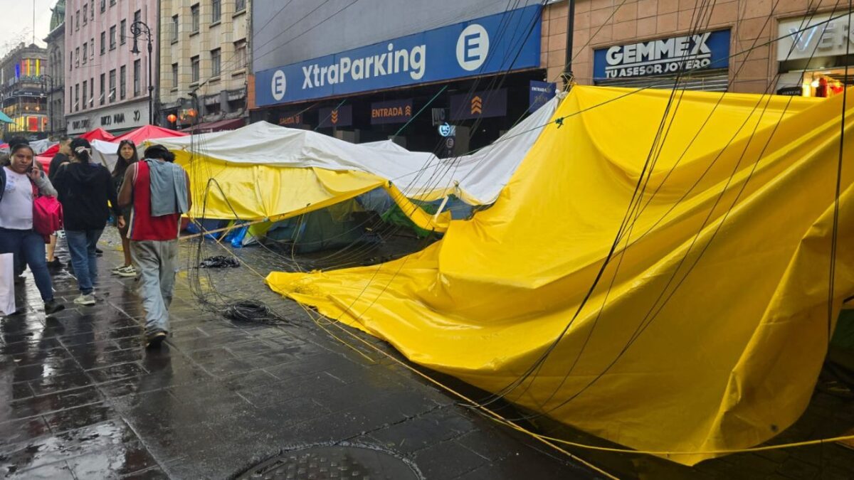 La lluvia y fuertes vientos ocasionaron la caída de un poste de alumbrado público sobre casas de campaña del mega plantón de la CNTE.