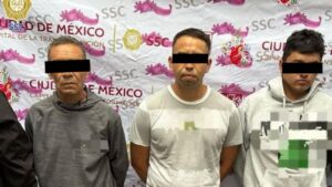 Detienen a tres presuntos integrantes de una célula delictiva en actitud inusual quienes intercambiaban diversas bolsas de plástico por dinero en efectivo