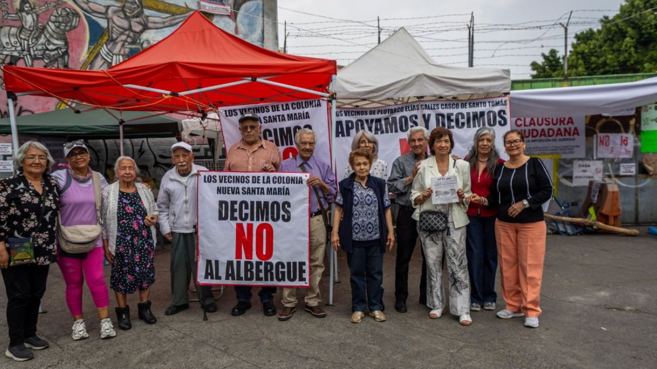 Vecinos de la alcaldía Azcapotzalco, se mantuvieron en vigilancia al exterior de un predio ubicado en Eje 2 Norte y Av., en rechazo a la construcción de un albergue para migrantes