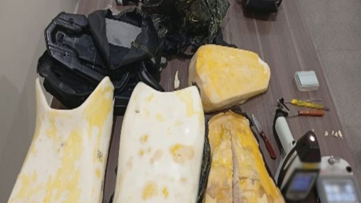 El Aeropuerto Internacional Felipe Ángeles (AIFA), la Guardia Nacional aseguró 1 millón de pesos (mpd) en cocaína ocultos en piezas de motocicletas.