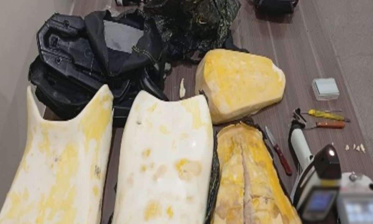 El Aeropuerto Internacional Felipe Ángeles (AIFA), la Guardia Nacional aseguró 1 millón de pesos (mpd) en cocaína ocultos en piezas de motocicletas.