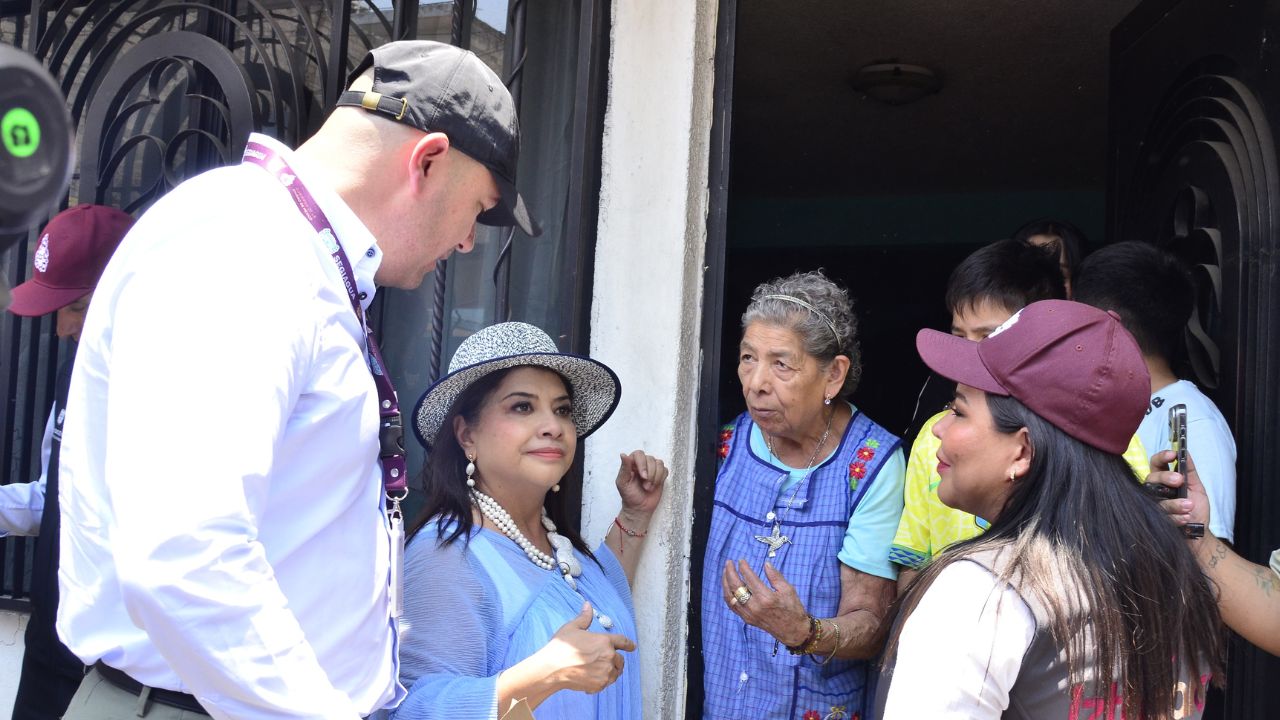 Julia Álvarez acompañó a Clara Brugada
en un recorrido por la colonia Campamento 2 de octubre, en la alcaldía Iztacalco