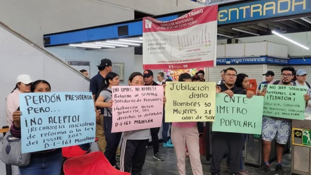 Integrantes de la CNTE toman el Metro y dan paso libre
