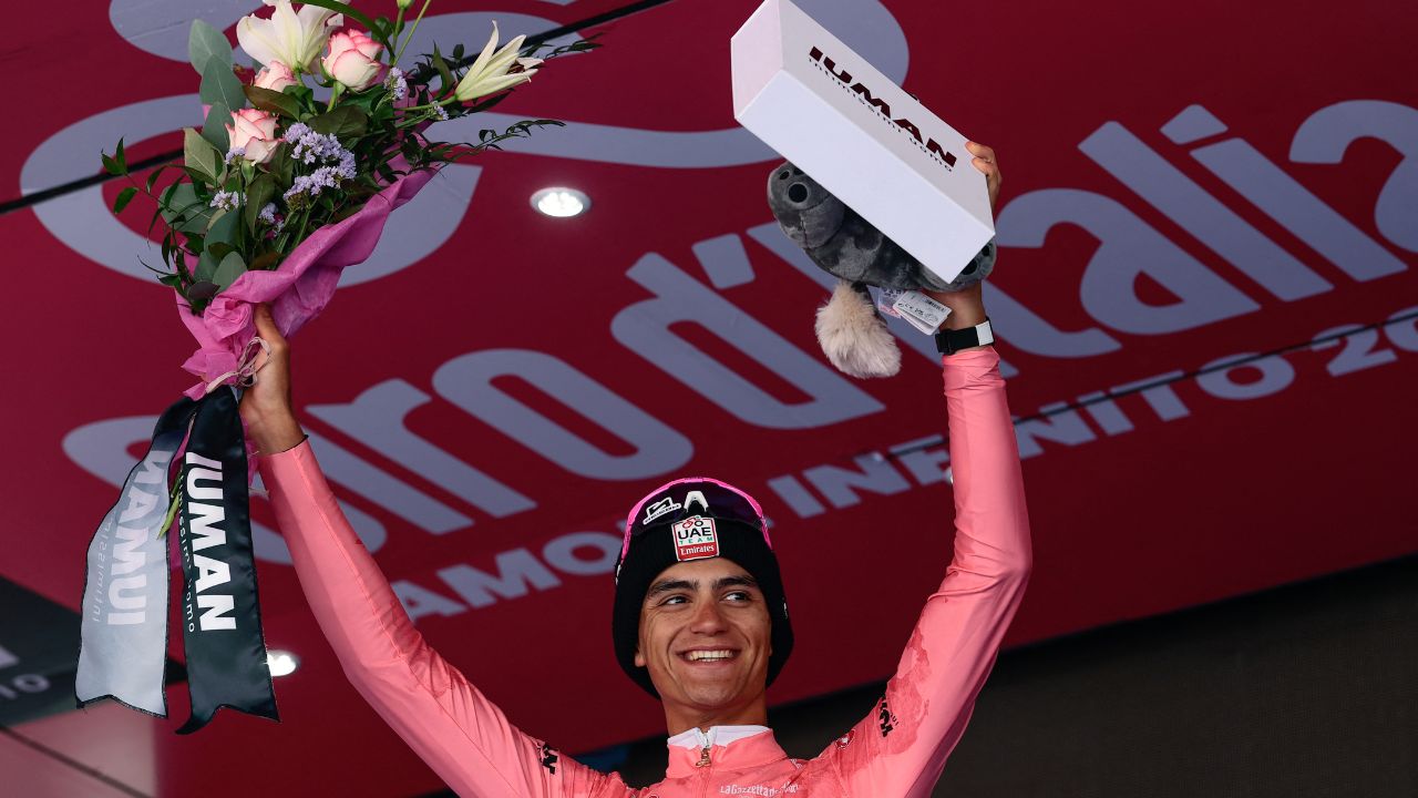 El ciclista mexicano Isaac Del Toro, del UAE Team Emirates XRG, con la maglia rosa de líder general