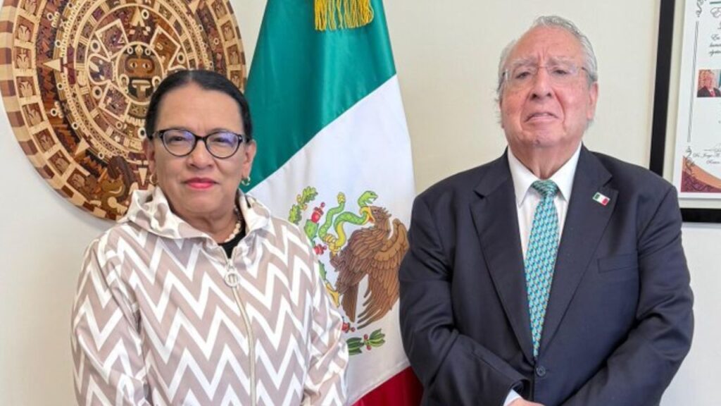 Llega titular de Segob al Vaticano para invitar al Papa a México