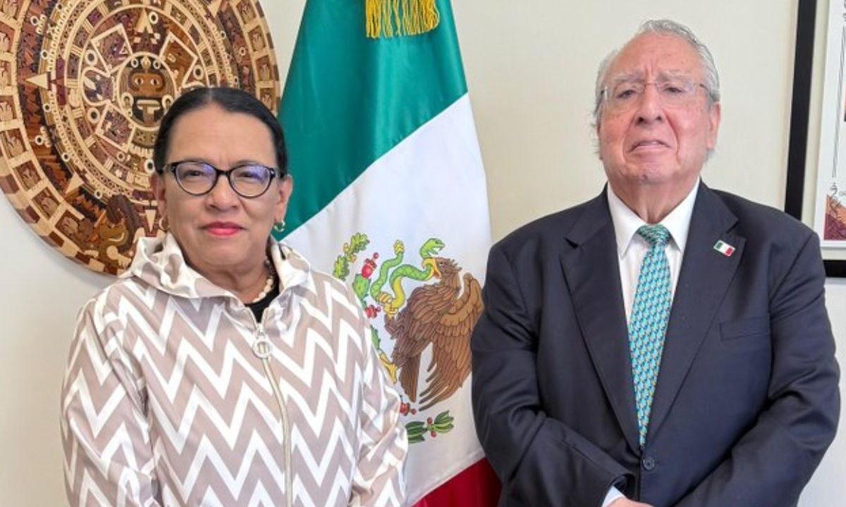 Rosa Icela Rodríguez junto al embajador de México en la Santa Sede, Alberto Barranco Chavarria, para su visita en el Vaticano