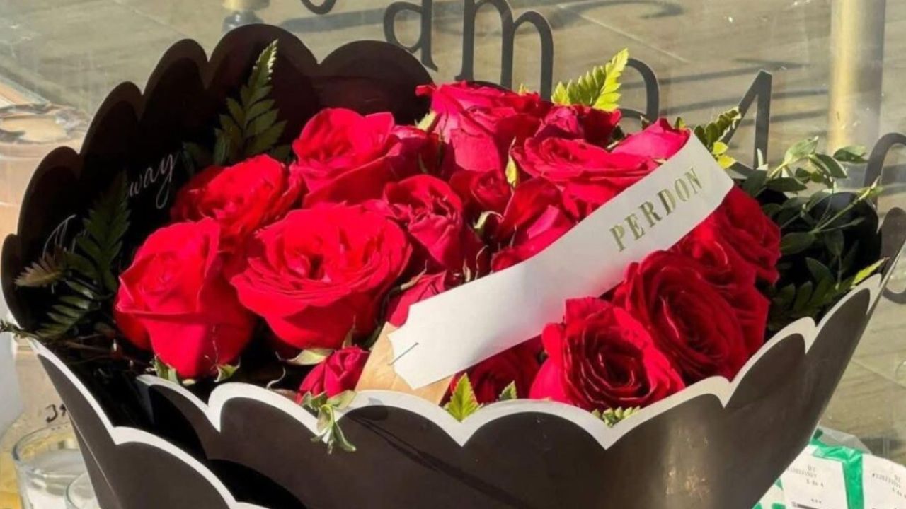 Ramo de rosas con la palabra "Perdón" al exterior del salón de belleza de Valeria Márquez